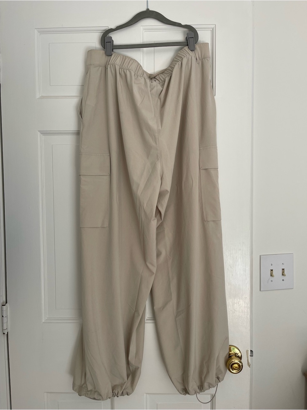 GAP Fit Tan Nylon Pleated Cargo with Adjustable Hem ~ Sz L - Picture 3 of 11